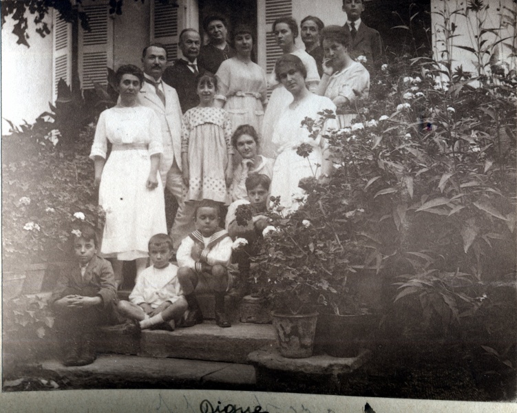 Digne, Villa Reinach, 7 septembre 1919: Henri, Pierre, X, Jacques; Germaine, Andr, Yvonne, Y, Toinon; Joseph, lisabeth, Jeanne, Page-59-7, Mme Mugel, Genevive; Franois