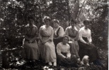 Bois d'Engouire, 1917: X, Genevive, Toinon, Paule, Y, Jeanne