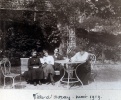 Ville d'Avray, mai 1919: Mme Mugel, Toinon, Robert Mugel, Jeanne