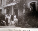Digne, Villa Reinach, 7 septembre 1919: lisabeth, Pierre, Joseph, X, Genevive, Paule, Yvonne; Jeanne, Andr, Toinon, Mme Mugel, Germaine; Franois;  la fentre, Jacques, Y, Henri