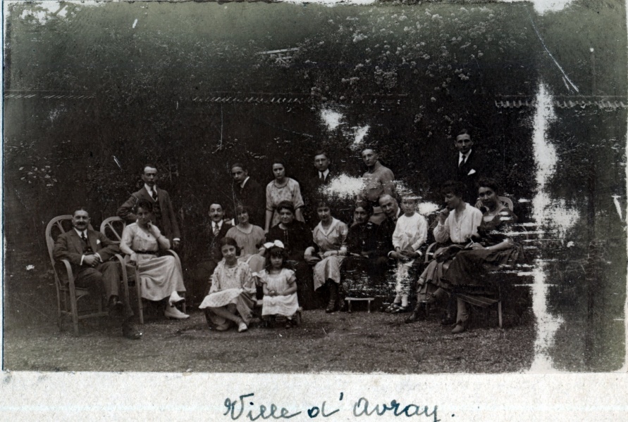 Ville d'Avray, juillet 1920: Yvonne, X; Y, Genevive, Robert Mugel, Toinon, lisabeth, Jeanne, Mme Mugel, Joseph, Pierre, Z, Germaine; Louis, Franois, Paule et autres