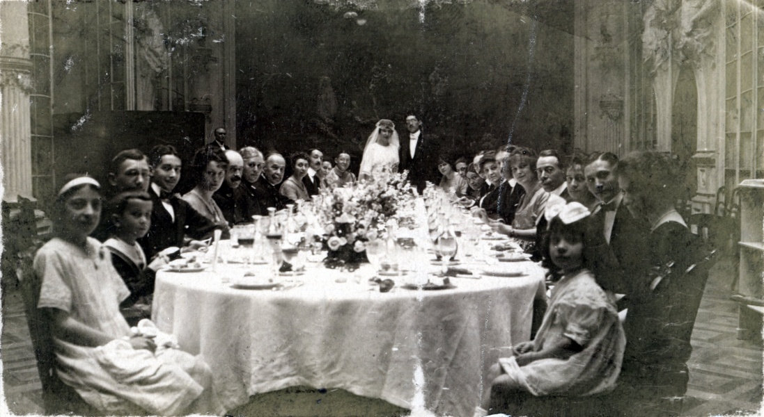 Paris, juillet 1920: mariage de Jeanne; en tournant, Yvonne, Pierre, X, X, Genevive, Charles Colomb, X, Joseph, Germaine, Robert Mugel, Paule, X, Jeanne, Jean Prouvost, X, Franois, X, Andr, lisabeth, X, Toinon, Louis, X, X, X, X