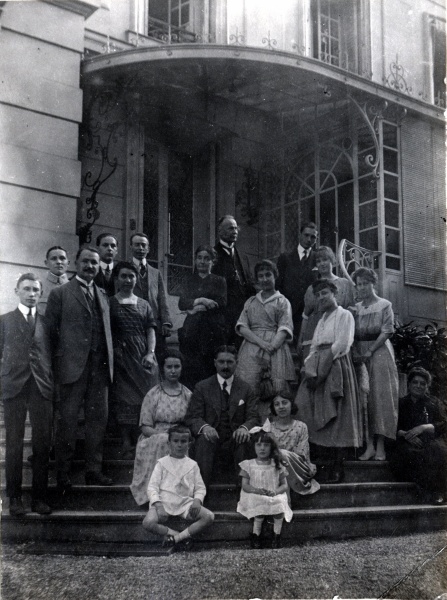 Ville d'Avray, juillet 1920: Pierre, X; Paule, X, Yvonne, lisabeth; X, Andr, Germaine, Mme Mugel, Jeanne, X, Genevive; X, Franois, Louis, Joseph, X, Toinon