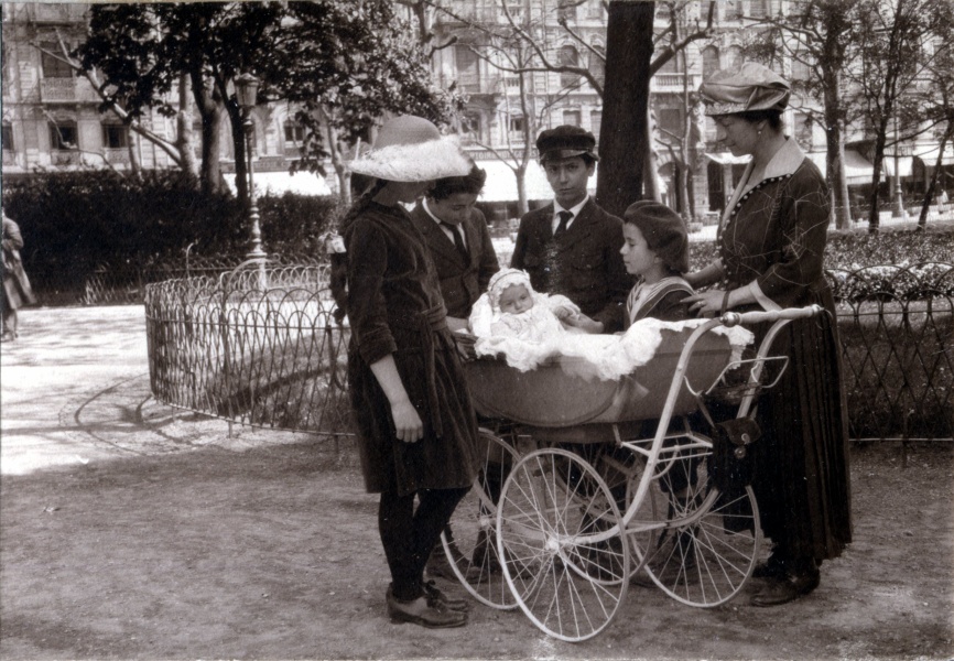 Lyon, fvrier 1921: Yvonne, Henri, Michel, Janvier, Pierre, Genevive