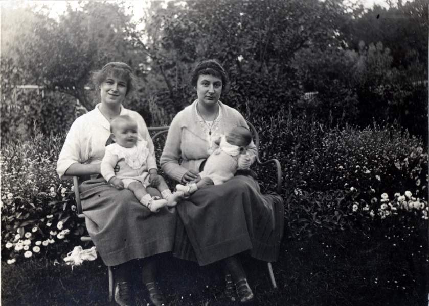 Ville d'Avray, 1921: Toinon, Paul Mugel, Jeanne, Marguerite Prouvost