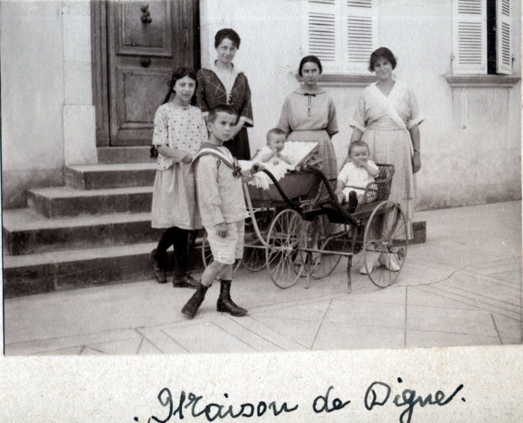 Digne, devant la maison, 1921: Pierre, Michel, Paul Mugel; Yvonne, Genevive, Paule, Toinon