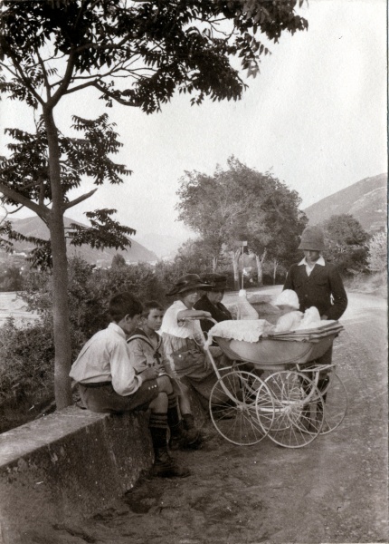 Digne, septembre 1921: Henri, Pierre, Genevive, lisabeth, Michel, Jacques