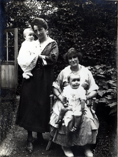 Digne, septembre 1921: Michel, Genevive, Toinon, Paul Mugel