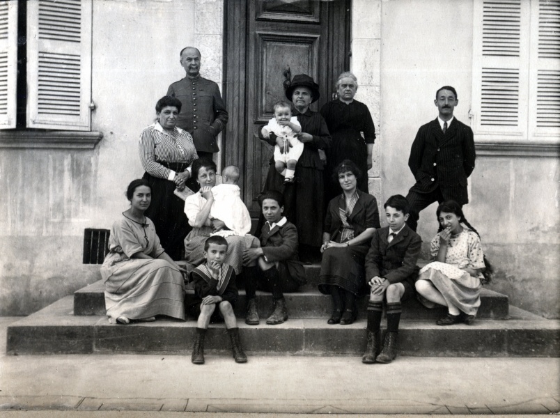 Digne, septembre 1921: Pierre; Paule, Genevive, Michel, Jacques, Toinon, Henri, Yvonne; lisabeth, Joseph, Paul Mugel, Zo, X, Robert Mugel