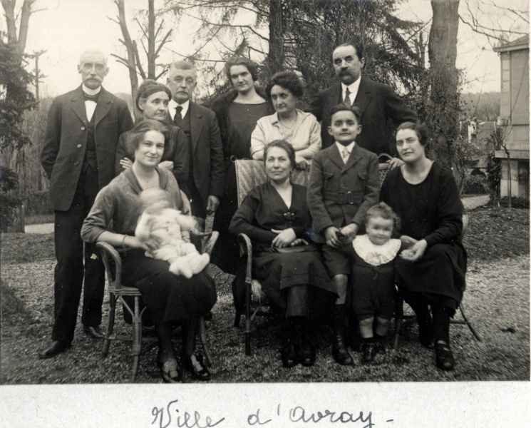 Ville d'Avray, 1922: Toinon, Bernard et Paul, M. et Mme Mugel, et autres