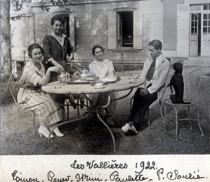 Les Vallires, 1922: Toinon, Genevive, Michel (cach par la table), Paule, P. Souli