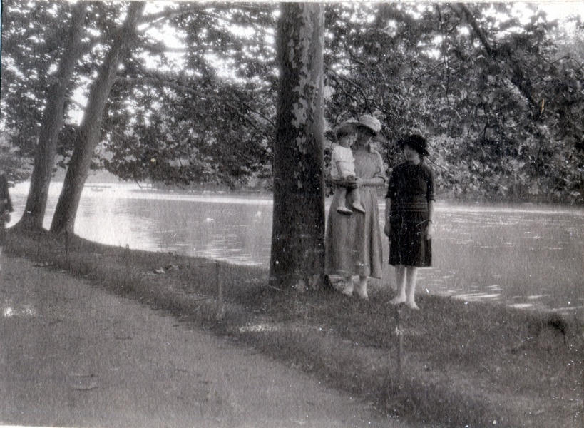Lyon, juillet 1922: Michel, Genevive, Yvonne
