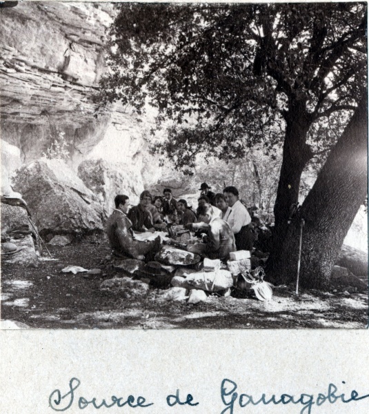 Source de Ganagobie, juillet 1922: X, X, Sybille du Chaffaut, Franois, Yvonne, Paule, Mme du Chaffaut, Genevive, Henri; au fond, Jacques