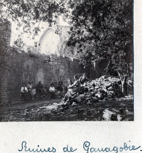 Ruines de Ganagobie, juillet 1922: Sybille du Chaffaut et Franois  droite