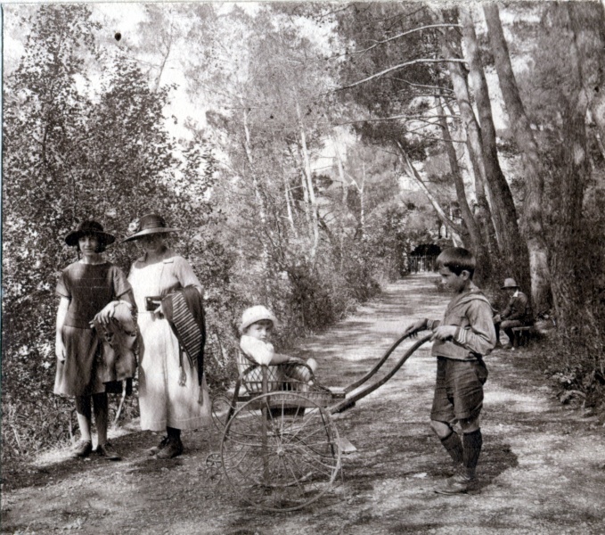 Digne, aot 1922: Yvonne, Genevive, Michel, Pierre; Henri au fond