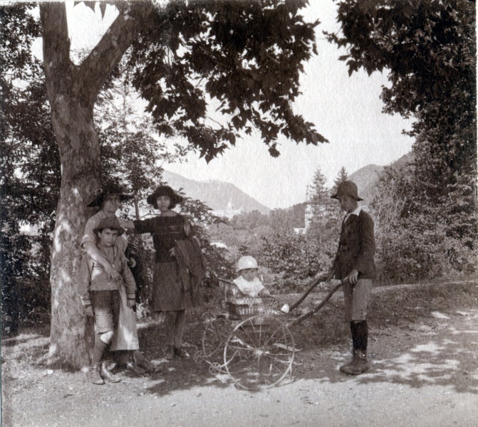 Digne, aot 1922: Pierre, Genevive, Yvonne, Michel, Henri