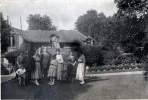 Ville d'Avray, juillet 1920: Pierre; Toinon, Robert Mugel, Paule, Franois, Andr, Yvonne, Jeanne, Germaine, Genevive