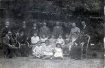 Ville d'Avray, juillet 1920: Pierre, Yvonne, X; Louis, Mme Mugel, Y, Genevive, Toinon, Jeanne, Germaine, Paule. lisabeth; X, Franois, X, X. Andr, X, Joseph