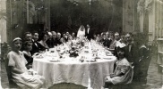 Paris, juillet 1920: mariage de Jeanne; en tournant, Yvonne, Pierre, X, X, Genevive, Charles Colomb, X, Joseph, Germaine, Robert Mugel, Paule, X, Jeanne, Jean Prouvost, X, Franois, X, Andr, lisabeth, X, Toinon, Louis, X, X, X, X