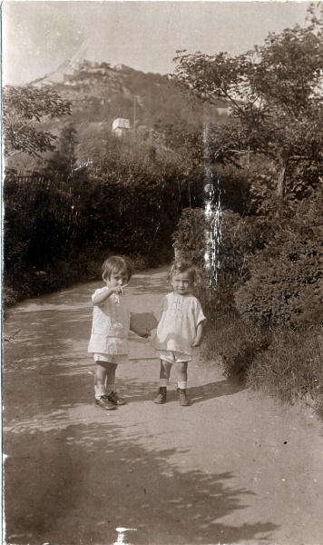 Grenoble, jardin des dauphins, juin 1923: Michel, Joseph Jr