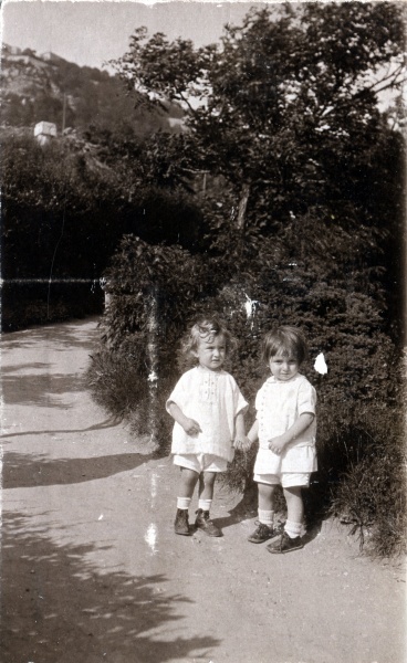Grenoble, jardin des dauphins, juin 1923: Joseph Jr, Michel