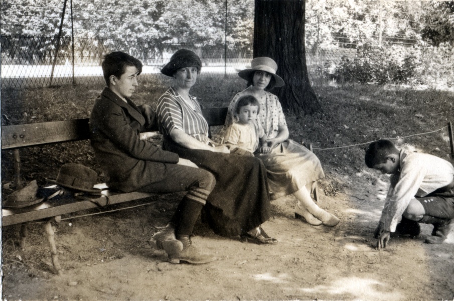 Lyon, parc de la Tte d'or, 15 juillet 1923: Henri, Genevive, Michel, Yvonne, Pierre
