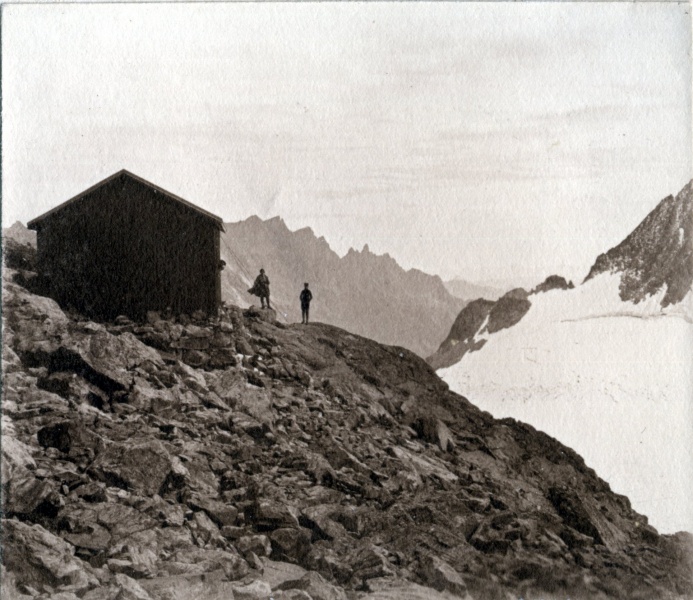 Massif du Pelvoux, aot 1923: refuge des crins