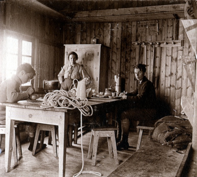 Massif du Pelvoux, aot 1923: refuge des crins; Jacques, Paule, Henri
