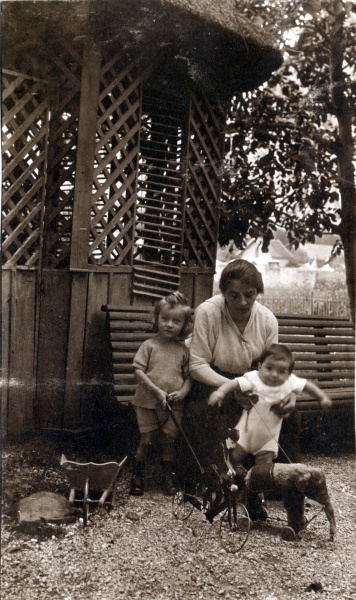 Thnes, juillet 1923 : Joseph Jr, X, Jean Colomb