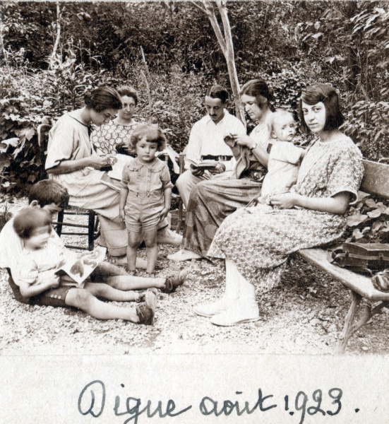 Digne, aot 1923 : Michel, Pierre, Paule, Genevive, Paul et Robert Mugel, Toinon, Bernard Mugel, Yvonne