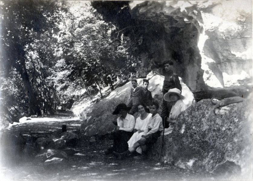 Rochers de Ganagobie, 1923: Genevive, Toinon, Pierre, Mme du Chaffaut; Jules du Chaffaut, Henri, Jacques, X
