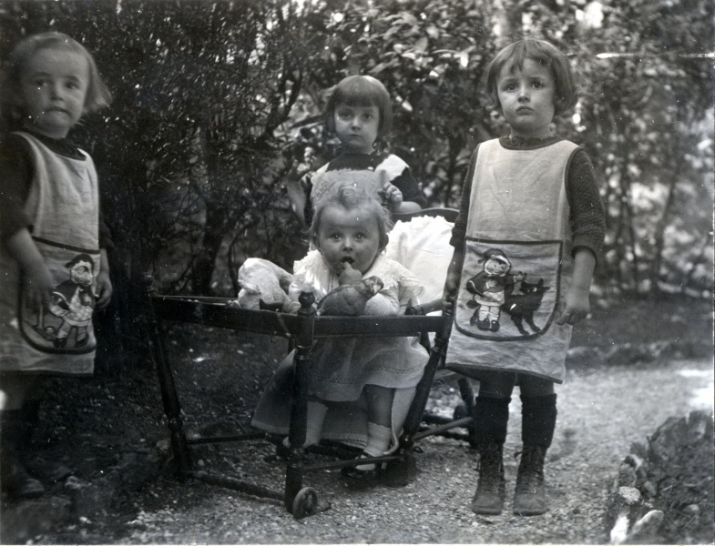 Ville d'Avray, avril 1924: Bernard, Monique et Paul Mugel; Michel