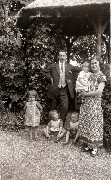 Ville d'Avray, avril 1924: Michel, Bernard et Paul Mugel; Robert et Monique Mugel, Toinon