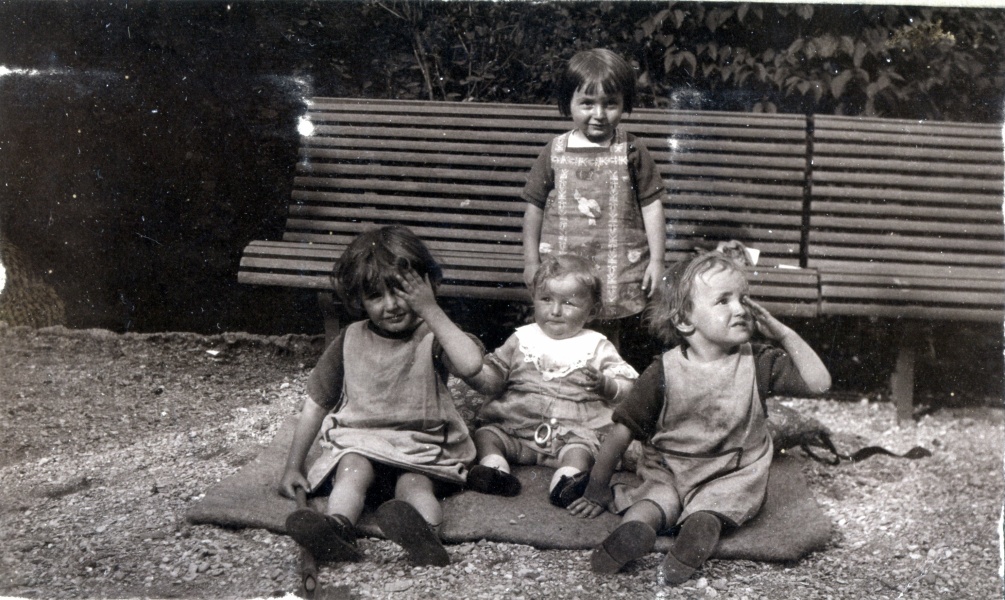 Ville d'Avray, mai 1924: Paul, Monique et Bernard Mugel; Michel