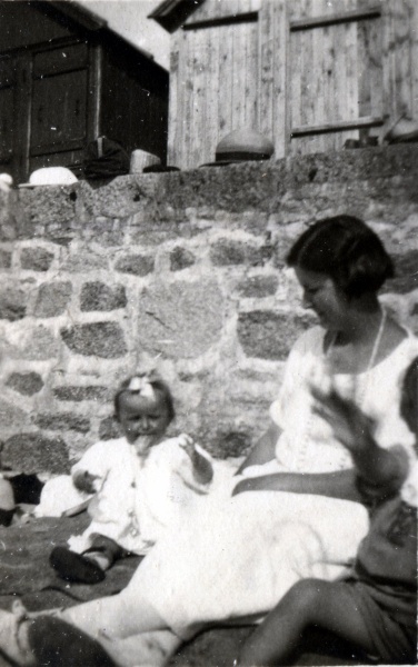 Carolles, mai 1924: Monique Mugel, Toinon
