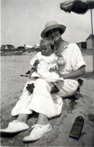 Carolles, mai 1924: Monique Mugel, Toinon