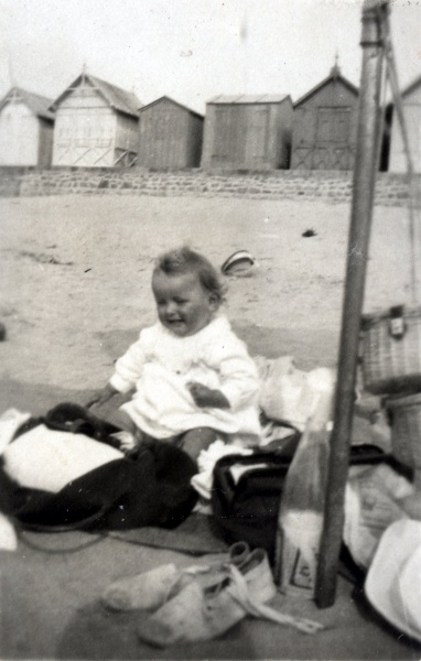 Carolles, mai 1924: Monique Mugel