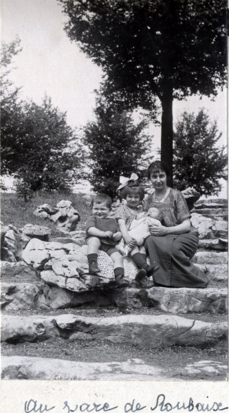 Roubaix, 1925: Jacques, Marguerite et Bernadette Prouvost, Jeanne