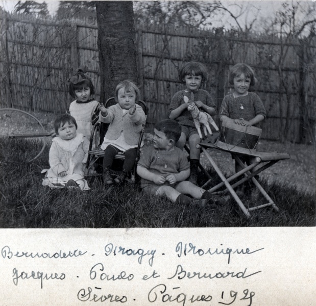 Svres, Pques 1925: Bernadette et Marguerite Prouvost, Monique Mugel, Jacques Prouvost, Paul et Bernard Mugel
