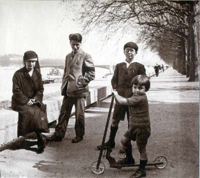 Lyon, 19 avril 1925: Genevive, Jacques, Pierre, Michel