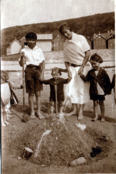 Carolles, juin 1925: Paul, Pierre, Monique, Toinon, Bernard Mugel
