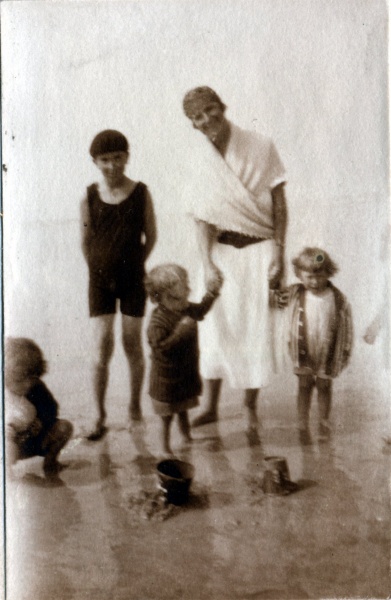 Carolles, juin 1925: Paul, Pierre, Monique, Toinon, Bernard Mugel