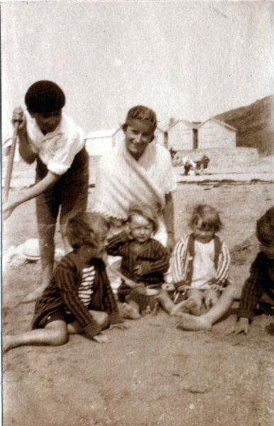 Carolles, juin 1925: Paul, Monique et Bernard Mugel; Pierre, Toinon