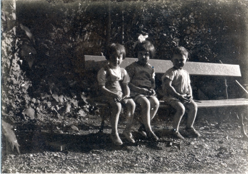 Digne, juillet 1925: Michel, Marguerite et Jacques Prouvost