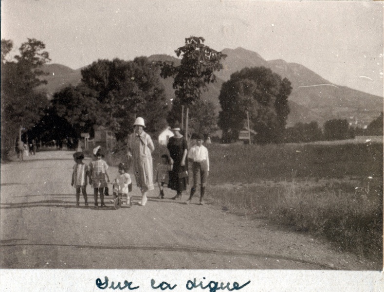 Digne, juillet 1925: Jacques, Marguerite et Bernadette Prouvost, Jeanne, Michel, genevive, Pierre
