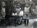 Ville d'Avray, avril 1924: Bernard, Monique et Paul Mugel; Michel