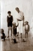 Carolles, juin 1925: Paul, Pierre, Monique, Toinon, Bernard Mugel