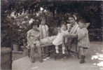 Digne, juillet 1925: Marguerite, Bernadette et Jacques Prouvost; Michel, Jeanne