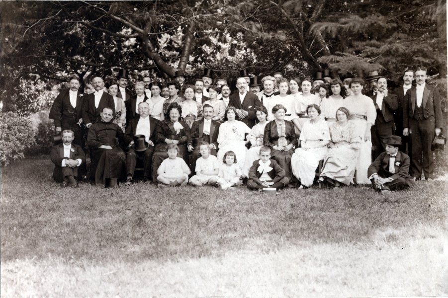 4 juillet 1914: Mariage de M. Demars de Melle Laure Bchevet (Yvonne assise au premier plan, Genevive presque cache  droite)