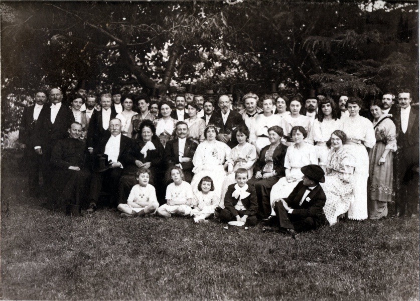 4 juillet 1914: Mariage de Melle Laure Bchevet (Yvonne assise au premier plan, Genevive debout  droite)